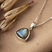 "Symbolic Protection of the Aura" Pendant in Labradorite & Silver 3