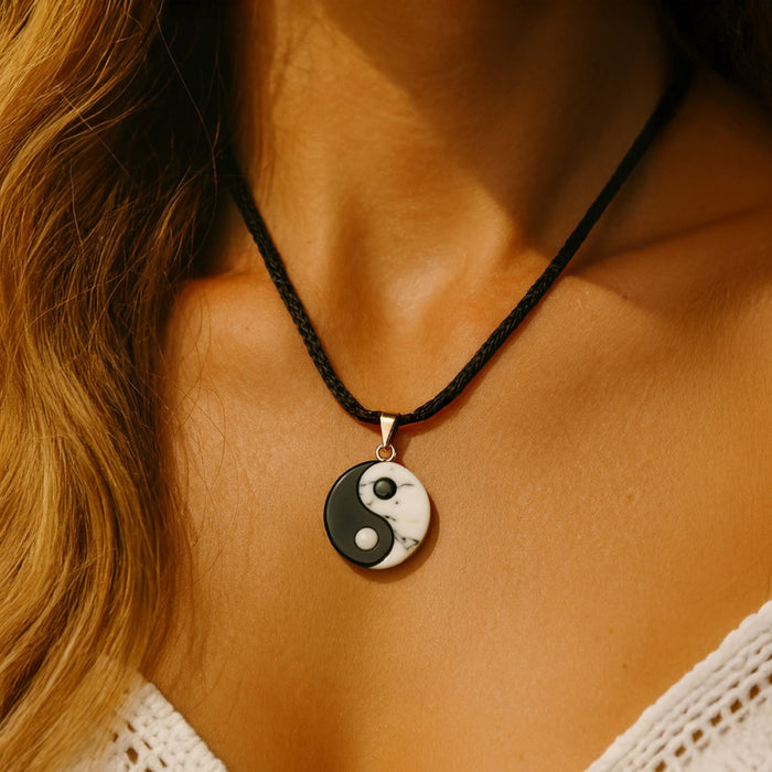 „Yin-Yang“-Anhänger aus Howlith und schwarzem Obsidian