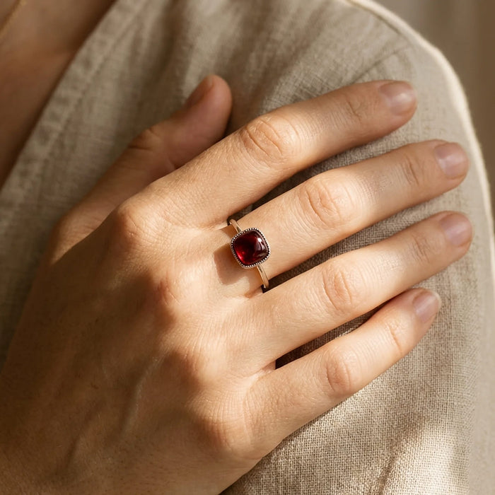 Verstellbarer „Square Passion“-Ring mit Granat