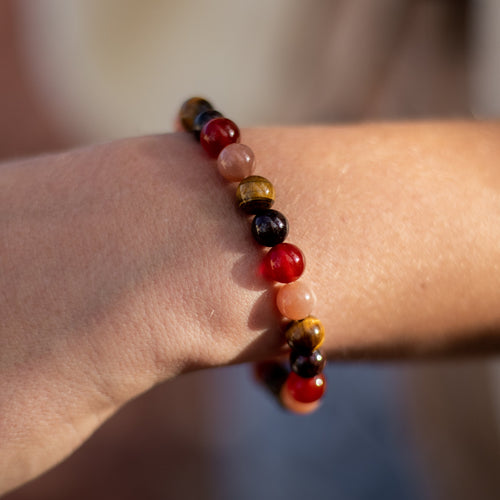Armband „Chance & Joy“ aus Tigerauge, Sonnenstein, Karneol und Granat