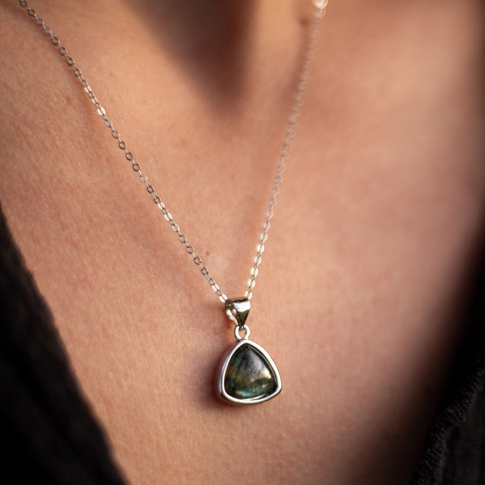 "Symbolischer Schutz der Aura" Anhänger in Labradorit & Silber