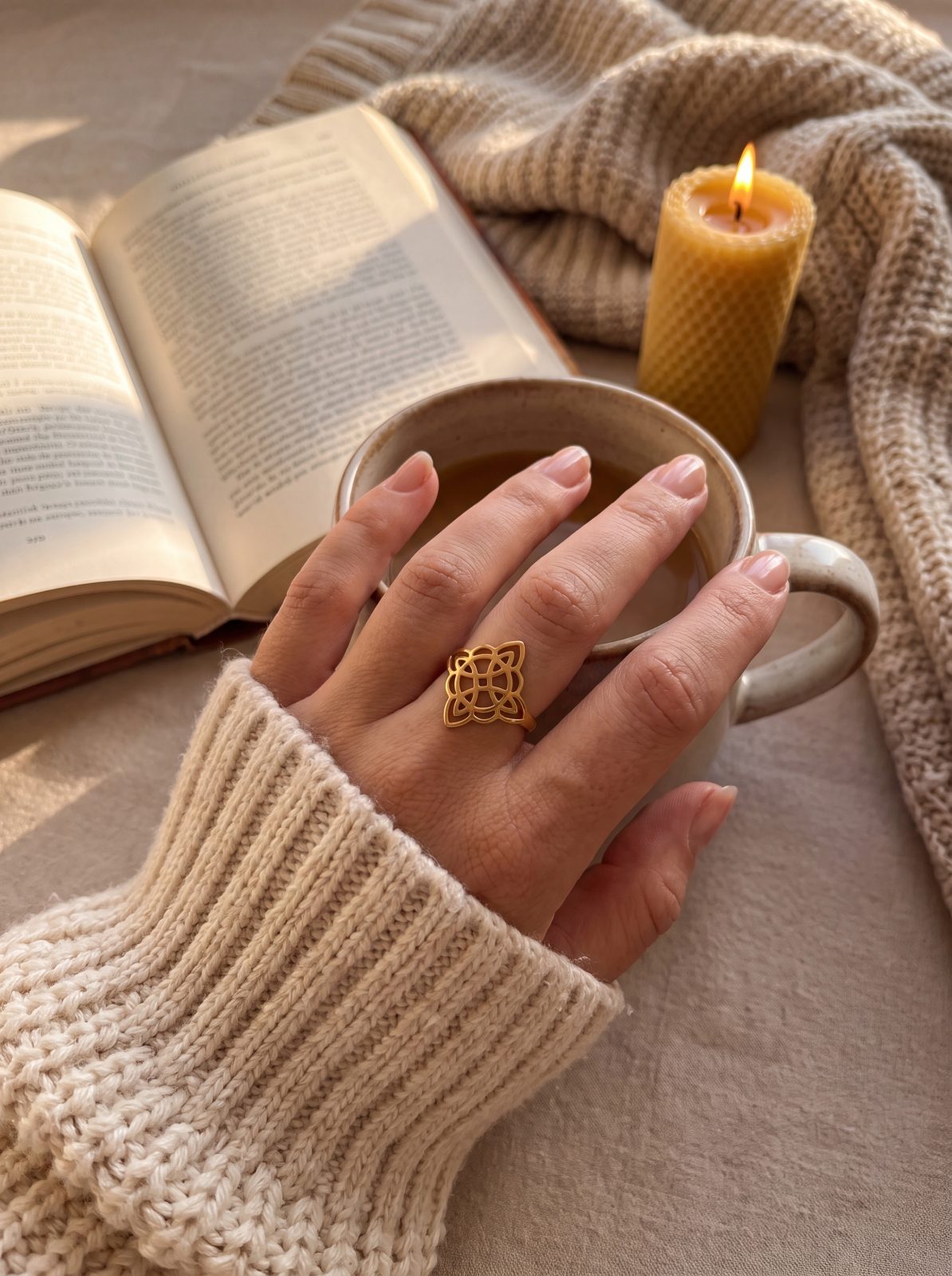 Hexenknoten-Ring mit gemütlicher Tasse